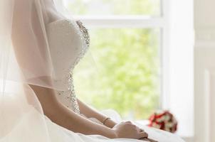 la sposa su una sedia bianca foto