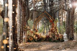 zona cerimonia di nozze con fiori secchi in un prato foto