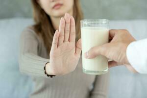 latte allergeni, malato triste malsano, donna confuso bevanda latte, che cola soffocante dolorante naso soffrire a partire dal intolleranza allergia grilletto sintomi. addominale dolore, allergeni, proteina, eruzione cutanea, Morte, cibo allergia foto