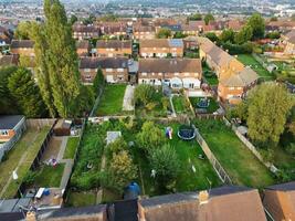 aereo Visualizza di Residenziale vero tenuta con industriale tenuta combinato quartiere di nord di luton città di Inghilterra, grande Gran Bretagna, UK. metraggio era catturato con di droni telecamera su settembre 7°, 2023 foto