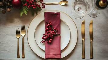 Natale tavolo arredamento, vacanza tablescape e cena tavolo ambientazione, formale evento decorazione per nuovo anno, famiglia celebrazione, inglese nazione e casa messa in piega foto