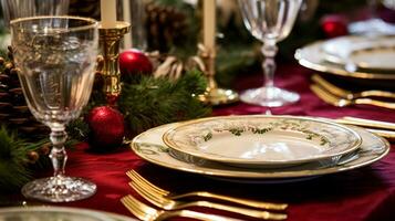 Natale tavolo arredamento, vacanza tablescape e cena tavolo ambientazione, formale evento decorazione per nuovo anno, famiglia celebrazione, inglese nazione e casa messa in piega foto