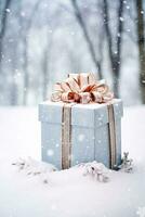 Natale vacanza regalo e regalo, regalo scatola nel il neve nel nevicata inverno campagna natura per boxe giorno, vacanze shopping vendita foto