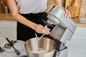 donna cucinando a preparazione cibo, utilizzando cibo processore, foto