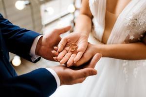 lo sposo mette la sposa sulla fede nuziale