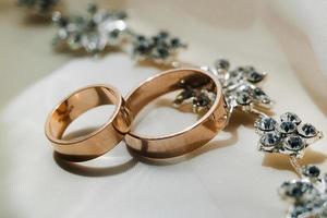 anelli di nozze d'oro foto