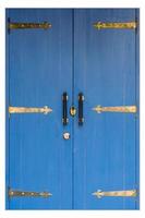 primo piano una chiave vintage bloccata su una porta di legno di colore blu
