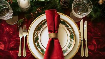 Natale tavolo arredamento, vacanza tablescape e cena tavolo ambientazione, formale evento decorazione per nuovo anno, famiglia celebrazione, inglese nazione e casa messa in piega foto