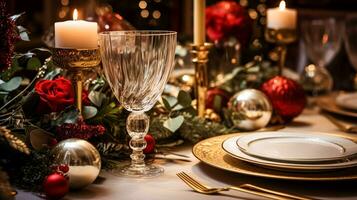 Natale tavolo arredamento, vacanza tablescape e cena tavolo ambientazione, formale evento decorazione per nuovo anno, famiglia celebrazione, inglese nazione e casa messa in piega foto