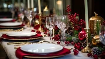 tavolo arredamento, vacanza tablescape e formale cena tavolo ambientazione per Natale, vacanze e evento celebrazione, inglese nazione decorazione e casa messa in piega foto