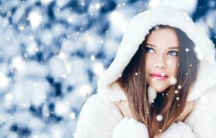 contento vacanze, stile di vita e inverno moda, bellissimo donna indossare bianca soffice pelliccia cappotto, nevicando neve nel nevoso foresta natura come Natale, nuovo anno e vacanza ritratto foto