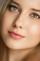 naturale bellezza e no trucco Guarda, bellissimo giovane donna come pelle cura cosmetici e femminile marca concetto, viso ritratto foto