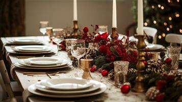 vacanza tavolo arredamento, Natale vacanze celebrazione, tablescape e cena tavolo ambientazione, inglese nazione decorazione e casa messa in piega foto