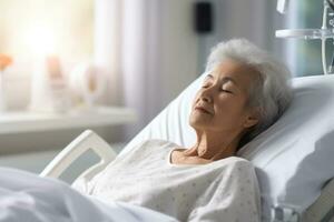 anziano femmina paziente addormentato su letto nel ospedale reparto. generativo ai foto