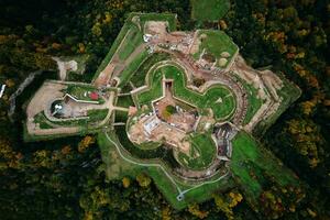 srebrna gora fortezza e Sudety montagne a autunno stagione, aereo fuco Visualizza foto