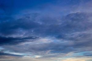 cielo drammatico colorato con nuvole al tramonto. cielo con sfondo sole sun foto