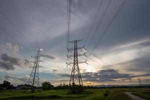 linee elettriche al tramonto foto
