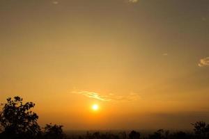 cielo drammatico colorato con nuvole all'alba. cielo con sfondo sole foto