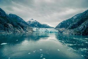 paesaggio del fiordo di tracy arm a giugno in alaska foto