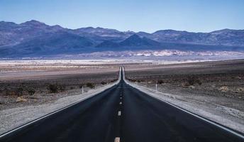 strada deserta solitaria per il parco nazionale della valle della deth foto