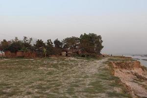 bellissima vista del villaggio con la natura foto