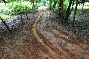 strada fatta di argilla sul villaggio foto