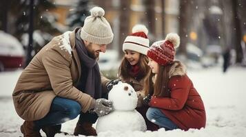 contento famiglia fabbricazione un' pupazzo di neve su il piazza con un' Natale albero foto