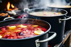 bevande frutta e frutti di bosco caldo vin brulé vino nel pentole con vapore nel strada cibo mercato. generativo ai foto