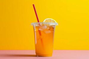 vivace fresco limonata cocktail nel un' plastica tazza contro un' colorato fondale ai generato foto