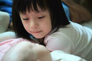 famiglia bonding tempo asiatico bambini gioioso momenti su letto foto