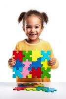 un' trionfante bambino visualizzazione un' finito puzzle isolato su un' bianca sfondo foto