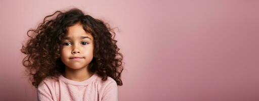 un' bambino arrossendo a disagio isolato su un' rosa pendenza sfondo foto