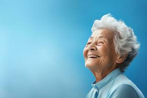 anziano donna Sorridi felicemente su bokeh stile sfondo foto
