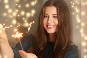 vacanza Magia, Natale e nuovo anno celebrazione, contento donna con sparklers foto