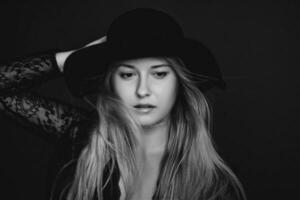 bellissimo bionda donna indossare un' cappello, artistico film ritratto nel nero e bianca per moda campagna e bellezza marca foto