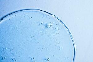 blu gel struttura su bicchiere come cosmetici sfondo, igiene e scienza foto