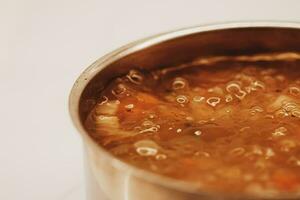 verdura la minestra con fagioli bollente nel un' casseruola, fatti in casa cibo foto