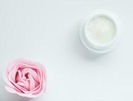 bellezza crema vaso e rosa petali - cosmetici con fiori styled concetto foto