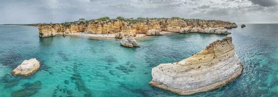 panoramico fuco immagine al di sopra di praia fare marinha spiaggia nel portoghese algarve durante giorno foto