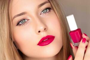 bellezza Prodotto, trucco e cosmetici, viso ritratto di bellissimo donna con chiodo polacco, manicure e accoppiamento rosa rossetto trucco per lusso cosmetici, stile e moda foto