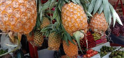 brodo di ananas gustoso e salutare di colore arancione foto