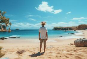 ai generativo indietro Visualizza giovane turista uomo nel estate vestito e cappello in piedi su bellissimo sabbioso spiaggia. godendo. foto