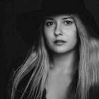 bellissimo bionda donna indossare un' cappello, artistico film ritratto nel nero e bianca per moda campagna e bellezza marca foto