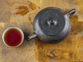 teiera in argilla fatta a mano per il tè con una ciotola foto