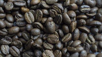 primo piano di chicchi di caffè tostati foto