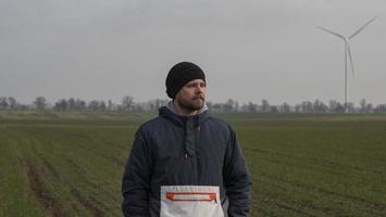 attraente uomo dai capelli blu con la barba e un cappello a maglia foto