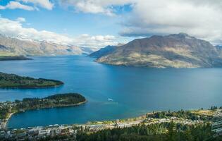 il spettacolare paesaggio di lago wakatipu e montagne nel Queenstown, nuovo Zelanda Visualizza a partire dal queenstown gondola. foto