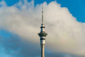 un iconico cielo Torre di Auckland il maggiore città nel nuovo zelanda. foto