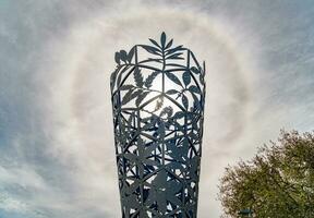 Christchurch, nuovo Zelanda -02-ottobre-2017 - spettacolare sole alone sopra il calice un iconico scultura punto di riferimento a Cattedrale piazza di Christchurch, nuovo zelanda. foto