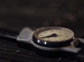 orologio vintage su un tavolo di legno. macro foto